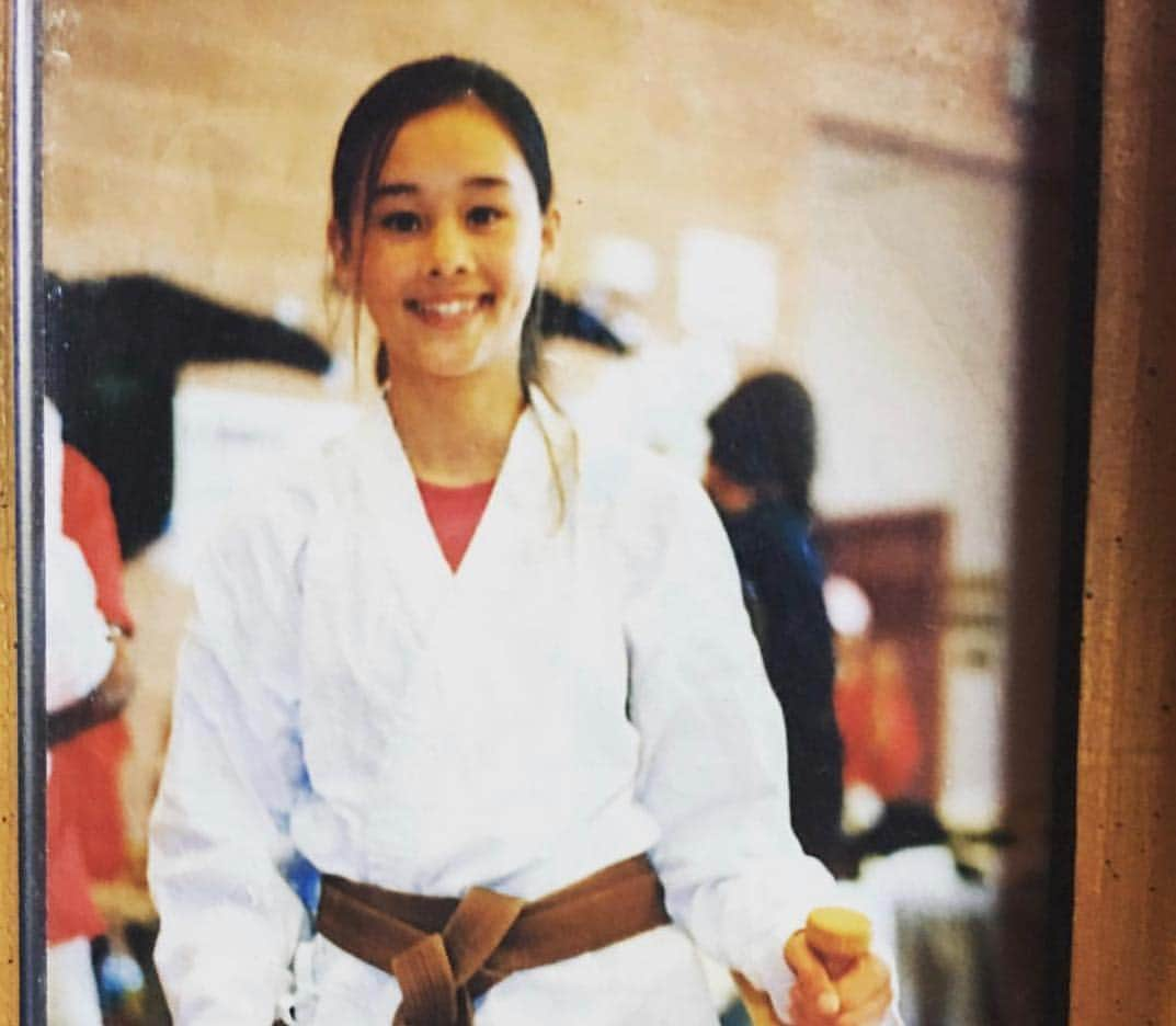 真珠・野沢オークライヤーさんのインスタグラム写真 - (真珠・野沢オークライヤーInstagram)「This weekend I went to the Fighters Cup, a full contact karate event hosted by World Oyama Karate. I used to compete at this event when I was a kid! There weren’t many girls when I was younger so I used to have to fight all the boys. I quit karate when I was about 12 or 13 and focused on ballet because at the time, there weren’t a lot of female combat athletes to look up to in mainstream media. I’m glad I found the sport again when I was older but always feel like I missed out on many years of training because female fighters weren’t being promoted back then and I didn’t have anyone to look up to. This weekend was a different story. There were multiple girl divisions in different belt ranks and weight classes! I was so happy I almost started crying in the stands. I went to Bellator the night before which had a double main event featuring two world class female fighters! 😭❤️ so exciting.  First pic is with my very first coach EVER! Thank you for laying down the foundation. Last pic is baby ju 😂 #osu 子どもの時私がやてた空手のトーナメントに行きました！子どものときには女の子があんまりいなかつたので、よく男の子と試合をやってました！女子のかくとうかが私が小さい時あんまりテレビでみなかったし、どうじょうでも女の子がいなかったです。このりゆうで大好きな空手を1２か13歳の時で大好きな空手をやめてしまいました😭😭もう少し大きくなったらよくUFCで女の試合がでてきました！それでまたかくとうぎをやり始めました😊😊今年のトーナメントでは女の子がいっぱいいました！うれしくってうれしくって泣きそうでした！いっぱい小さな女の子ファイターを見てパワーをもらいました✊🏼✊🏼✊🏼頑張ります！」5月1日 12時06分 - shinju_auclair