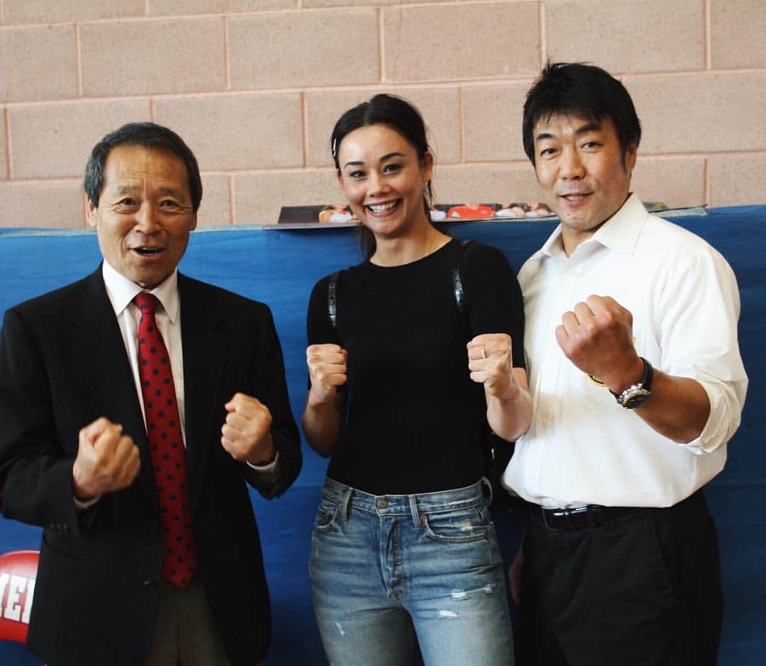 真珠・野沢オークライヤーさんのインスタグラム写真 - (真珠・野沢オークライヤーInstagram)「This weekend I went to the Fighters Cup, a full contact karate event hosted by World Oyama Karate. I used to compete at this event when I was a kid! There weren’t many girls when I was younger so I used to have to fight all the boys. I quit karate when I was about 12 or 13 and focused on ballet because at the time, there weren’t a lot of female combat athletes to look up to in mainstream media. I’m glad I found the sport again when I was older but always feel like I missed out on many years of training because female fighters weren’t being promoted back then and I didn’t have anyone to look up to. This weekend was a different story. There were multiple girl divisions in different belt ranks and weight classes! I was so happy I almost started crying in the stands. I went to Bellator the night before which had a double main event featuring two world class female fighters! 😭❤️ so exciting.  First pic is with my very first coach EVER! Thank you for laying down the foundation. Last pic is baby ju 😂 #osu 子どもの時私がやてた空手のトーナメントに行きました！子どものときには女の子があんまりいなかつたので、よく男の子と試合をやってました！女子のかくとうかが私が小さい時あんまりテレビでみなかったし、どうじょうでも女の子がいなかったです。このりゆうで大好きな空手を1２か13歳の時で大好きな空手をやめてしまいました😭😭もう少し大きくなったらよくUFCで女の試合がでてきました！それでまたかくとうぎをやり始めました😊😊今年のトーナメントでは女の子がいっぱいいました！うれしくってうれしくって泣きそうでした！いっぱい小さな女の子ファイターを見てパワーをもらいました✊🏼✊🏼✊🏼頑張ります！」5月1日 12時06分 - shinju_auclair