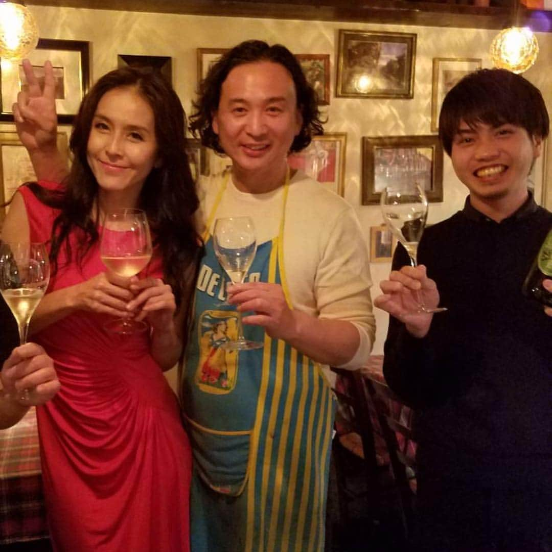 杉本彩さんのインスタグラム写真 - (杉本彩Instagram)「昨夜は平成最後のマハラジャのイベント出演の後、行きつけのイタリアンのお店で乾杯🥂  私が平成最後で令和最初のお客となってしまいました😃 いつも温かく迎えてくれるイルキアッソの皆さんとヘアメイクの重久さんと楽しい時間を過ごしました🍾  新たな令和の時代が、人や動物や環境にやさしい時代となりますように✨✨ #イルキアッソ #三軒茶屋イタリアン #平成最後  #令和に乾杯 #平成 #令和ベイビー」5月1日 12時12分 - sugimoto_aya0719