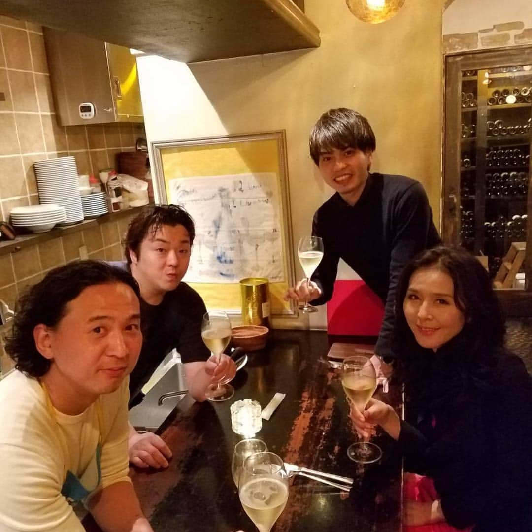 杉本彩さんのインスタグラム写真 - (杉本彩Instagram)「昨夜は平成最後のマハラジャのイベント出演の後、行きつけのイタリアンのお店で乾杯🥂  私が平成最後で令和最初のお客となってしまいました😃 いつも温かく迎えてくれるイルキアッソの皆さんとヘアメイクの重久さんと楽しい時間を過ごしました🍾  新たな令和の時代が、人や動物や環境にやさしい時代となりますように✨✨ #イルキアッソ #三軒茶屋イタリアン #平成最後  #令和に乾杯 #平成 #令和ベイビー」5月1日 12時12分 - sugimoto_aya0719