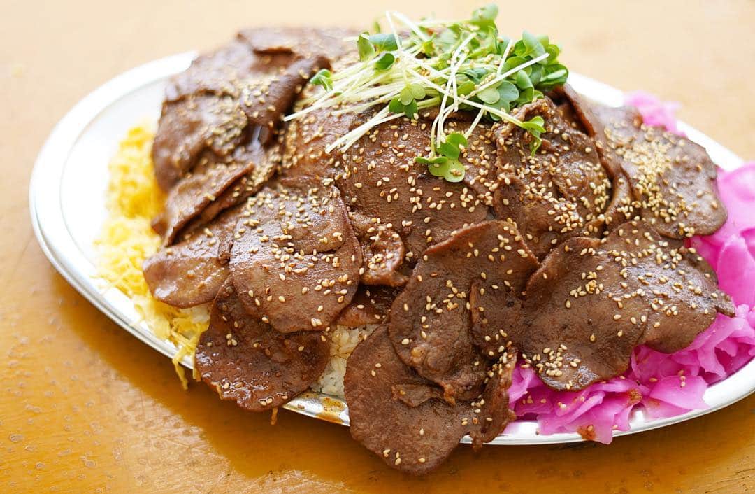 のインスタグラム：「宮城県から ギガ盛り牛タン丼 丼だけど入り切らずプレートにのってでてくる圧巻サイズ！ しっかりタレの絡んだ牛タンでご飯を巻いて食べる至福のひととき。 柚子胡椒が味変に添えてあったんですが、甘辛いタレの牛タンに香りとピリッと感がプラスされて雰囲気が変わってGOODでした！  ラリーポイントは2ポイント！ でもおなかはかなり大満足しそう！  #よみうりランド  #ロシアン佐藤 #食フェス #おなかがすいたらモンスター  #全国ご当地肉グルメ祭」