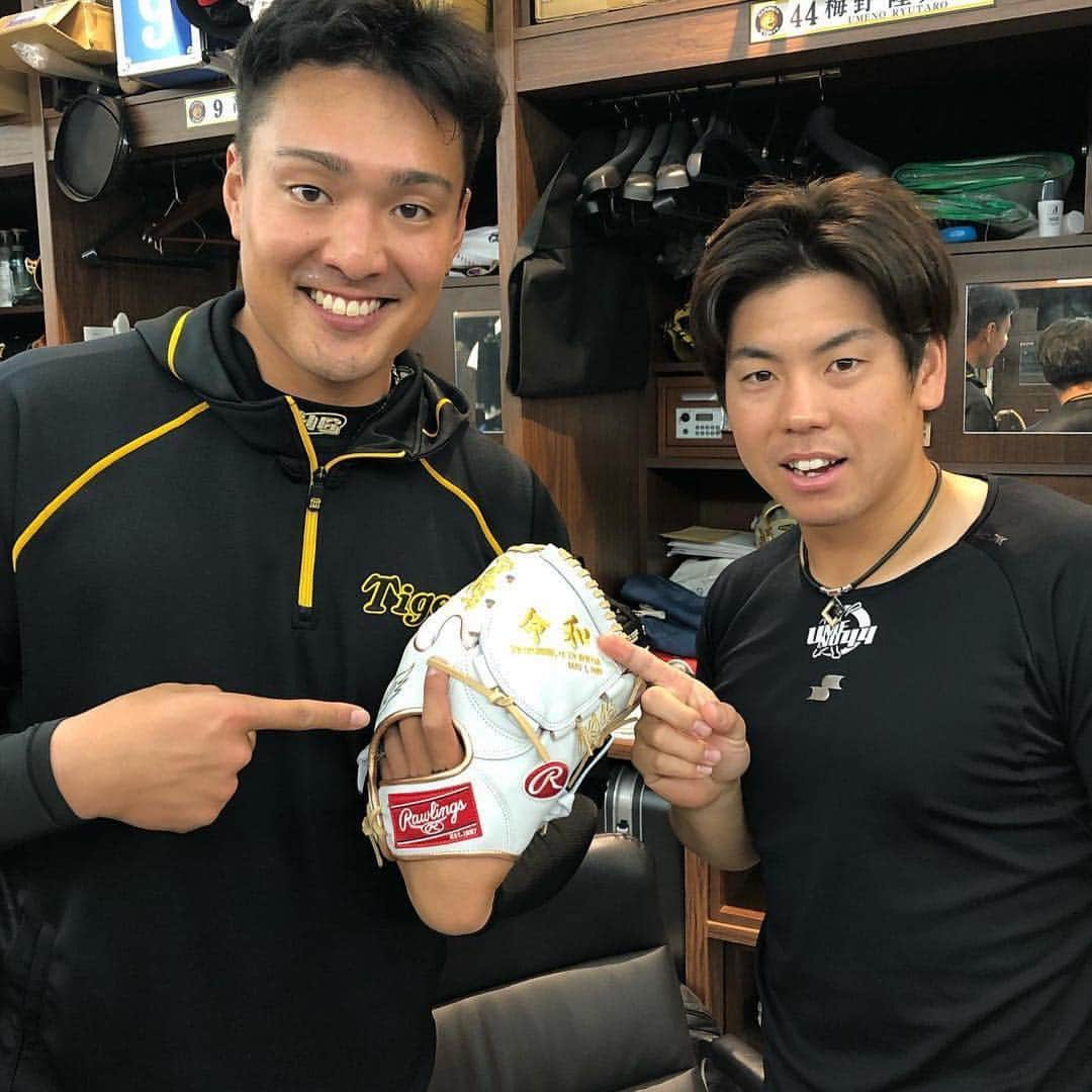 Rawlings Japanさんのインスタグラム写真 - (Rawlings JapanInstagram)「#Repost @takumi_akiyama46 with @get_repost ・・・ #令和#アドバイザー契約#してもらってる#ローリングス#から#粋なプレゼントを頂きました#粋すぎる#そして昨日#今シーズン初勝利を挙げることができました#お立ち台の景色は最高でした#ということで#女房役の梅野といっしょに一枚#ナイター終わりからのデイやから#二人とも#顔浮腫んでる#笑#これからも頑張ります#秋山拓巳#梅野隆太郎 @rawlings_japan_llc」5月1日 12時22分 - rawlings_japan_llc