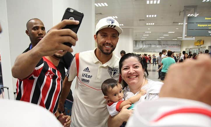 São Paulo FCさんのインスタグラム写真 - (São Paulo FCInstagram)「Goiânia manteve tradição e abraçou a delegação tricolor na chegada! #VamosSãoPaulo 🇾🇪 #EstaremosSempreJuntos ‪⠀⠀⠀⠀⠀⠀⠀⠀⠀‬ 📸 Rubens Chiri / saopaulofc.net」5月1日 12時43分 - saopaulofc