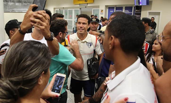 São Paulo FCさんのインスタグラム写真 - (São Paulo FCInstagram)「Goiânia manteve tradição e abraçou a delegação tricolor na chegada! #VamosSãoPaulo 🇾🇪 #EstaremosSempreJuntos ‪⠀⠀⠀⠀⠀⠀⠀⠀⠀‬ 📸 Rubens Chiri / saopaulofc.net」5月1日 12時43分 - saopaulofc