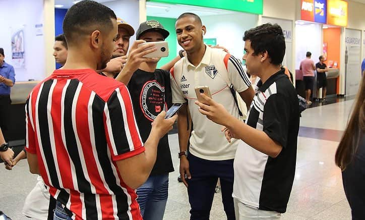 São Paulo FCさんのインスタグラム写真 - (São Paulo FCInstagram)「Goiânia manteve tradição e abraçou a delegação tricolor na chegada! #VamosSãoPaulo 🇾🇪 #EstaremosSempreJuntos ‪⠀⠀⠀⠀⠀⠀⠀⠀⠀‬ 📸 Rubens Chiri / saopaulofc.net」5月1日 12時43分 - saopaulofc