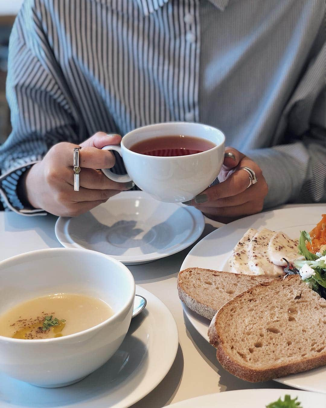 鈴木詩織さんのインスタグラム写真 - (鈴木詩織Instagram)「MARGARET HOWELL CAFE☕️💜 平成最後の日は母とランチしました☺️ . 右手のシルバーリングは母からのプレゼント💍 . . . . . #margarethowell#margarethowellcafe#cafetime#uribe#silverring#jewelry#accessory#マーガレットハウエル#マーガレットハウエルカフェ#シルバーリング#シルバーアクセサリー」5月1日 12時35分 - shiorin0802suzuki