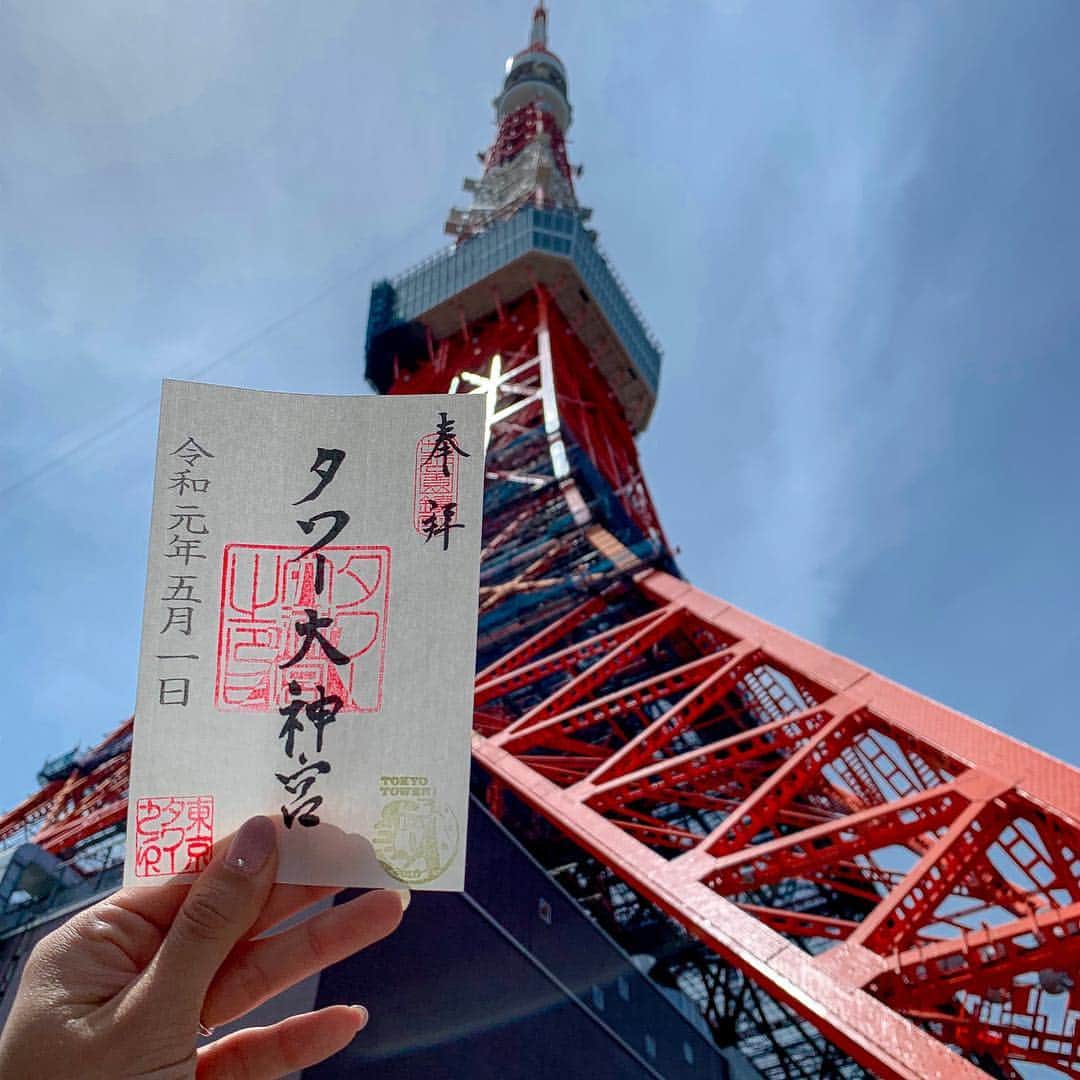 中橋舞さんのインスタグラム写真 - (中橋舞Instagram)「#令和元年 五月一日 🗼 #東京タワー へ❤️ 平成最後の日と令和最初の日に再登場した #東京タワー御朱印 #タワー大神宮 もget✨ . . 令和の瞬間はabema TVの #新しい別の窓 #ななにー でカウントダウン❤️ 昨日ゴローちゃん、つよぽん、しんごの3人が書いたサインがGW期間中展示！！ということで早速🗼いってきた✨ 長蛇の列も電子チケットのおかげで並ぶのもまだ短くて助かった！ 展望デッキについてすぐにキョロキョロ👀 あ、あったー❤️ 三人のサインにニマニマ😚💕写真パシャパシャ📸 . . 関西に住んでいた時には、いいなぁ❤️と見ているだけだったけど実際に昨日の今日に来られて嬉しかった🙌 #令和もSMAP 私は #令和もスマオタ . . 朝にきたからまさかの本日限定の  #令和初日来塔記念ペナント までもらえました♪ . . あぁ、令和初日から幸せ❤️ . . #御朱印 #御朱印ガール #SMAP #スマオタ #新しい地図 #香取慎吾 #草彅剛 #香取慎吾 昨日は仰天ニュースも生放送で忙しい夜だった💧 #smap愛してまーーす 慎吾が好きそうに見えるけど、私は一生中居くん❤️」5月1日 12時36分 - mai_nakahashi