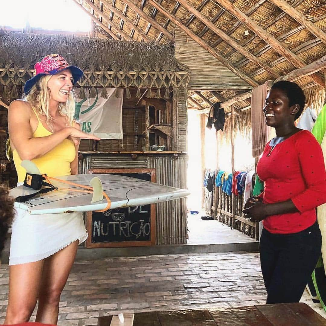 ステファニー・ギルモアさんのインスタグラム写真 - (ステファニー・ギルモアInstagram)「The coolest part of the EA adventure was meeting Mozambique’s first female surfer, Giulia! We hung out at  @surfersnotstreetchildren in Tofo. So awesome to see her leading a whole new gang of young female surfers in the area. I think she is pretty stoked on her new board too😊 🧡」5月1日 12時38分 - stephaniegilmore