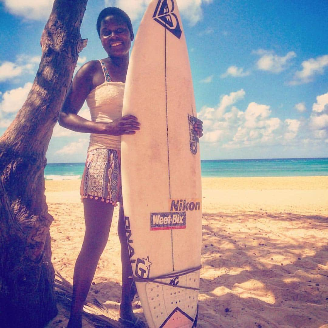 ステファニー・ギルモアさんのインスタグラム写真 - (ステファニー・ギルモアInstagram)「The coolest part of the EA adventure was meeting Mozambique’s first female surfer, Giulia! We hung out at  @surfersnotstreetchildren in Tofo. So awesome to see her leading a whole new gang of young female surfers in the area. I think she is pretty stoked on her new board too😊 🧡」5月1日 12時38分 - stephaniegilmore