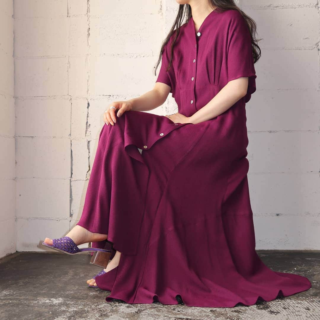 吉祥寺 古着屋 Orfeoのインスタグラム：「Burgundy Short Sleeve Dress  #orfeo #kichijoji #tokyo #vintage #used #fashion #coordinate #outfits  掲載商品のお問い合わせはメールにて承っております。コメント、DMでのお問い合わせは受け付けておりませんのでご了承ください。」