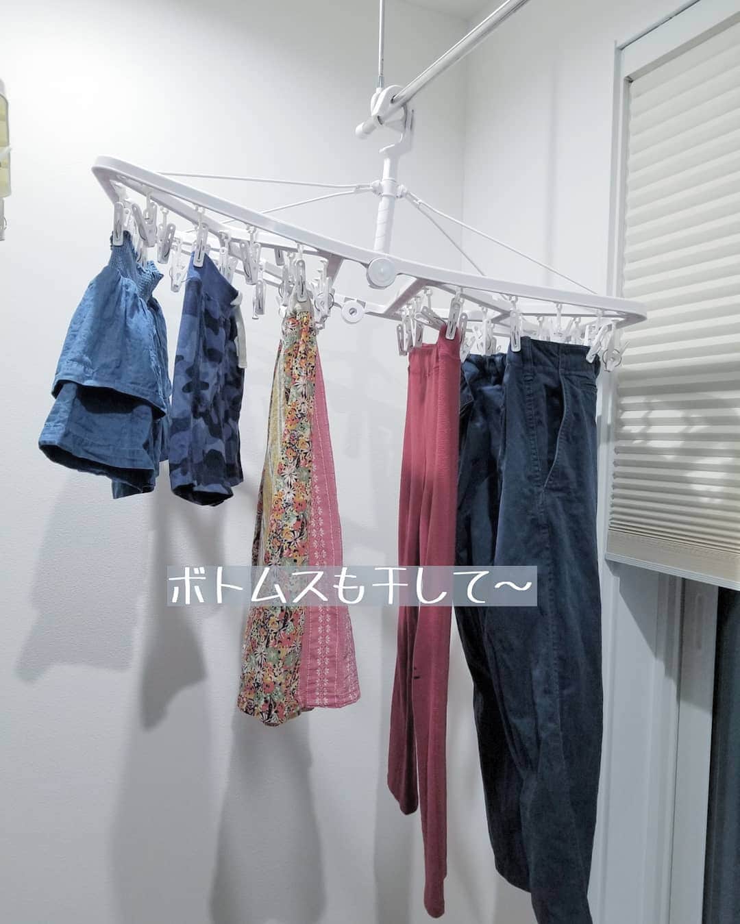 koyukkuma 一条工務店さんのインスタグラム写真 - (koyukkuma 一条工務店Instagram)「• • タオルやパジャマなんかは今は洗濯乾燥かけて仕方なくたたんでるけど、乾燥使わず全洗濯物を部屋干しする時は干して乾いたのをそのまま使う、着るっていう究極のズボラとベビロテっぷりです⚠ • でも、これが一番ラクな洗濯物の片付け方。 • で、ハンガーのままクローゼットにしまうの、ホント楽です🙆 • シングルでフルで仕事してた頃はこのやり方で家事の手間を省いてたわ～ • その名残が今も🙈 • 1回ズボラしたらもう戻れない説…… • #一条工務店 #アイスマート #ismart #マイホーム #おうち #洗濯 #洗濯物 #家事 #洗濯部屋 #部屋干し #ズボラ #除湿機 #子どものいる暮らし #暮らし #暮らしを楽しむ #日々 #日々のこと #日々の暮らし #すっきり暮らす #シンプルライフ #暮らしを整える」5月1日 12時44分 - kumasan_ismart