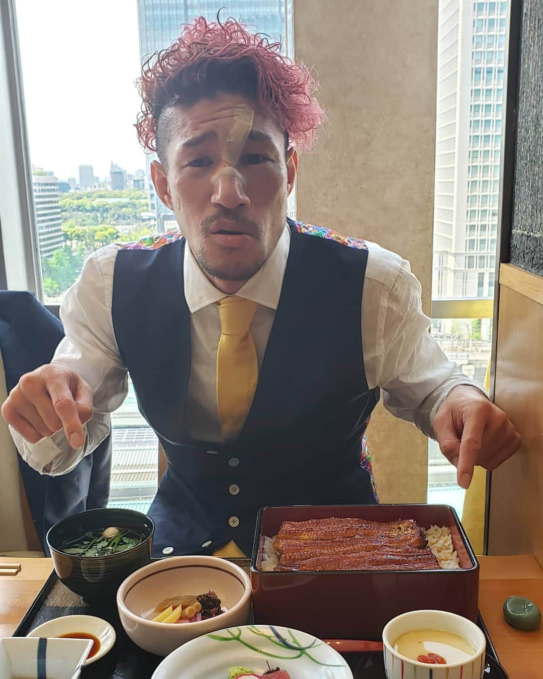 前口太尊さんのインスタグラム写真 - (前口太尊Instagram)「ウナギマスクマンと鰻食べに来ました😃  ご馳走様でした😋  #ウナギマスクマン　#鰻　#白焼き　#大丸東京 #久保島さん風投稿 　#うまい」5月1日 12時46分 - tyson0925