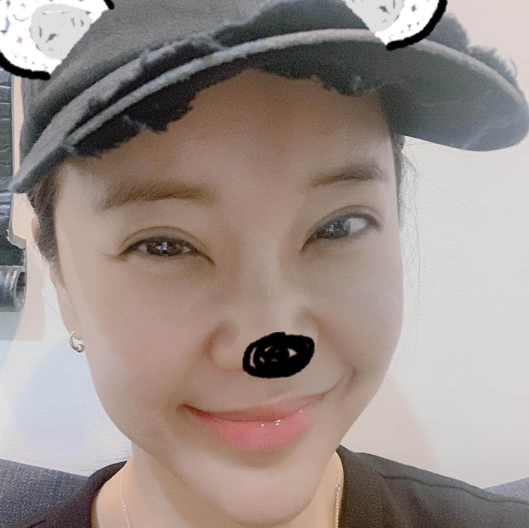 ペク・チヨンさんのインスタグラム写真 - (ペク・チヨンInstagram)「#귀여운 #새로운스티커 찍어보기 ㅋㅋㅋㅋ난 아직 귀엽다 난 아직 귀엽다 ㅋㅋㅋ」5月1日 12時49分 - baekzyoung