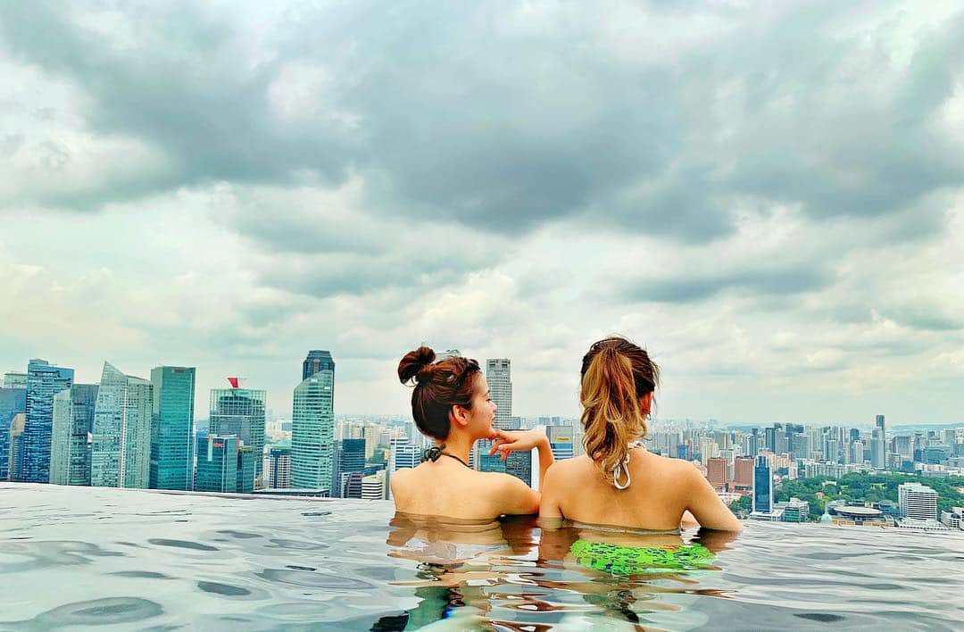 徐玥のインスタグラム：「📍Marina Bay Sands  ふとした時に思い出してしまうほど素敵なプールだったな  #ゆえなる#なるか潰れた日#Singapore」