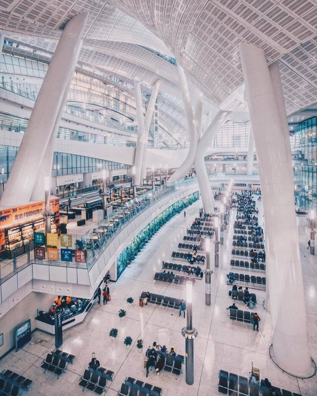 Discover Hong Kongさんのインスタグラム写真 - (Discover Hong KongInstagram)「Don't miss out on the world-class contemporary architecture in Hong Kong such as the Hong Kong West Kowloon Station. 去香港，要看時尚的現代建築，例如由名師設計的香港西九龍站！ 香港の現代建築は一流揃い。特に西九龍駅は見逃せない！ 📷: @vicpicsss #DiscoverHongKong #repost」5月1日 13時01分 - discoverhongkong