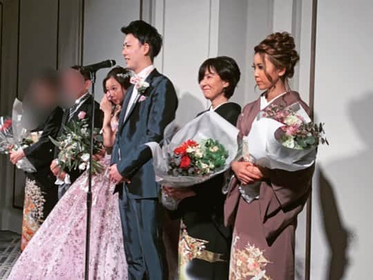 さんのインスタグラム写真 - (Instagram)「早く退院した理由はこれ ・ ・ 私の弟 @shunzo.0902 の結婚式 そして私に新たな妹という家族が増えました♥️ ・ ・ 泣くと思わなかったのに おななのドレス姿見た瞬間に 色々込み上げてきてボロ泣きした。笑 ・ ・ とーーーーっても綺麗だったよ😭♥️ ・ ・ 2人らしい笑い多めのww 時々、涙ありな素敵な式でした🌹 ・ ・ 弟の嫁 @onana79 は私の方が先に仲良くなったから ２人から「付き合った」と報告を受けた時 心の中でガッツポーズをしたのを覚えてる。笑 ・ ・ おなな いつも弟をサポートしてくれてありがとうね♡ 私はあなたと家族になれてとても嬉しいです🌹 可愛くて、よく食べて、よく笑う、おななが大好きです‼︎ これまでも沢山遊んで来たけど これからは家族としての思い出を沢山作りましょう♥️ そして何かあればいつでも甘えてきてね‼︎ 弟と結婚してくれてありがとう。愛してます♥️ ・ ・ そして我が弟よ 私は君の成長がとても誇らしく 私には出来ない事をいつもサラッとしていて 家族想いで友達想いで優しく男らしい君を 密かに尊敬していたりする。←初めて言ったぞ ・ 「困ったらいつでも頼ってこいよ！」とずっと見守ってきたけど ここ最近では 立派に何でも成し遂げていく君を見ていて 姉の出番はもう無いんだなと思いました☺️ ・ ・ あ！そうそう！ 私の弟は京都で丼屋さんをしてるので 是非とも出前してみてください♥️ @popeyegion ←弟のお店 ・ ・ 立派な2人を見て色々と気付かされたよ。 そして改めて私はあなた達2人の幸せを 強く強く願い、今まで以上に愛おしく想いました。 ・ ・ これからも2人らしく 楽しく素敵な人生を共に歩んでください♥️ ・ ・ お幸せに🔥 愛を込めて…♡ 最強の姉より ・ ・ #出れて良かった #良い式だった #泣かされた#笑わされた #お幸せに」5月1日 13時01分 - hayamajunna