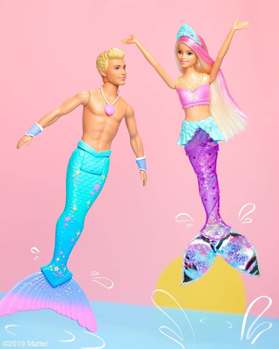 バービーさんのインスタグラム写真 - (バービーInstagram)「Ending April with a splash! 🧜‍💦🧜‍♀️ ⁣⁣ ⁣⁣ Shop #Barbie Dreamtopia merman and mermaid dolls via the link in bio.」5月1日 4時00分 - barbie
