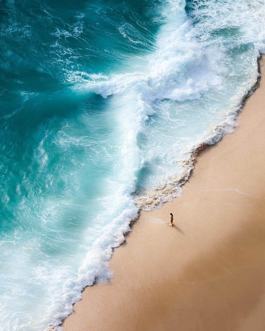 Kapten & Sonさんのインスタグラム写真 - (Kapten & SonInstagram)「'The beach is my happy place.' When is your next beach trip? 🏝️ What a stunning picture @harry.travel #bekapten #kaptenandson⁣ .⁣ .⁣ .⁣ #beachdays #traveling #instatravel #travelgram #travelingram #ocean #waves #sand #potd #passionpassport #takemethere」5月1日 4時00分 - kaptenandson