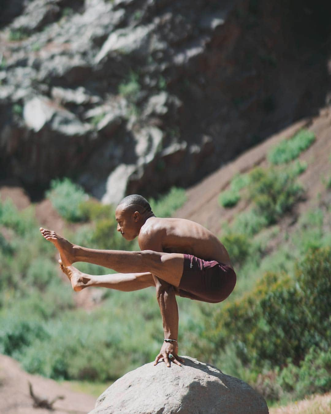 ALO Yogaさんのインスタグラム写真 - (ALO YogaInstagram)「“There is no competition in yoga. There is only breath, body, mind and movement.” - source unknown ✨  @andrew7sealy inspiring us with amazing strength in his Regenerate Short 💪🙌 #aloyoga #yoga」5月1日 4時01分 - aloyoga