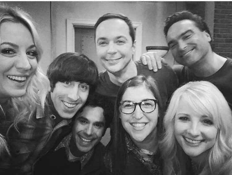 メリッサ・ラウシュのインスタグラム：「💛 Forever 💛  @kaleycuoco @kunalkarmanayyar @missmayim @therealjimparsons @sanctionedjohnnygalecki #simonhelberg」