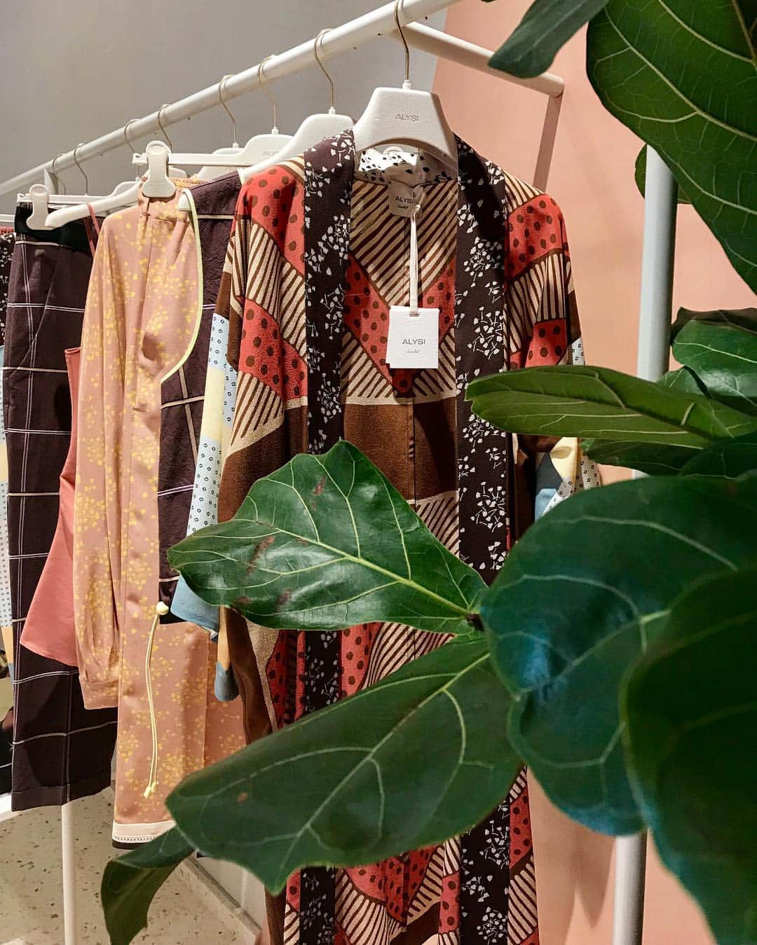 アリジさんのインスタグラム写真 - (アリジInstagram)「Mix of several Summer patterns 🌿 Choose your favorite items from Ss19 Collection, in boutique or online on alysi.it 🍃 . . #alysi #ss19 #springsummer #patternmix #foulard #kimono #boutique #chooseyours #musthaves」5月1日 4時25分 - alysiofficial