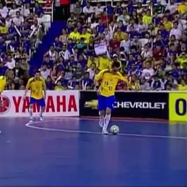 アレッサンドロ・ローザ・ヴィエイラのインスタグラム：「VÍDEO- Comparação de movimentos do vídeo que bombou nas redes do mundo em um jogo exibição e em jogo oficial (pra quem não tinha visto)Ficou SENSACIONAL ⚽️ 👑 #OREI 👑  Edição @adonias」