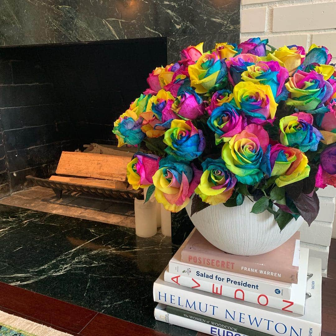 ホーランド・ロデンさんのインスタグラム写真 - (ホーランド・ロデンInstagram)「Well @jeffleatham I want the story on the rainbow roses❤️💕 🌹 🌈  R A I N B O W W H A T ?!?! 😍」5月1日 4時18分 - hollandroden