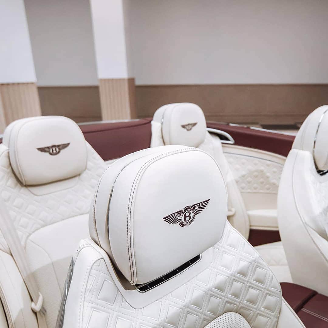のインスタグラム：「The new #ContinentalGTC in the @hrowenbentley Jack Barclay showroom. Cricket Ball exterior with Linen hide. Image by @scottpattenden. Link in bio. #WorldOfBentley  Continental GT Convertible WLTP drive cycle: fuel consumption, mpg (l/100km) - Combined 20.2 (14.0). Combined CO2 – 317 g/km.」