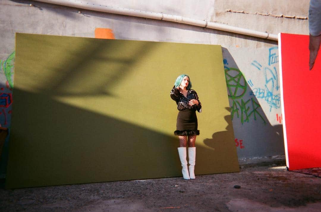 HEY VIOLETのインスタグラム：「lil white shoes, lil black skirt #betterbymyself」