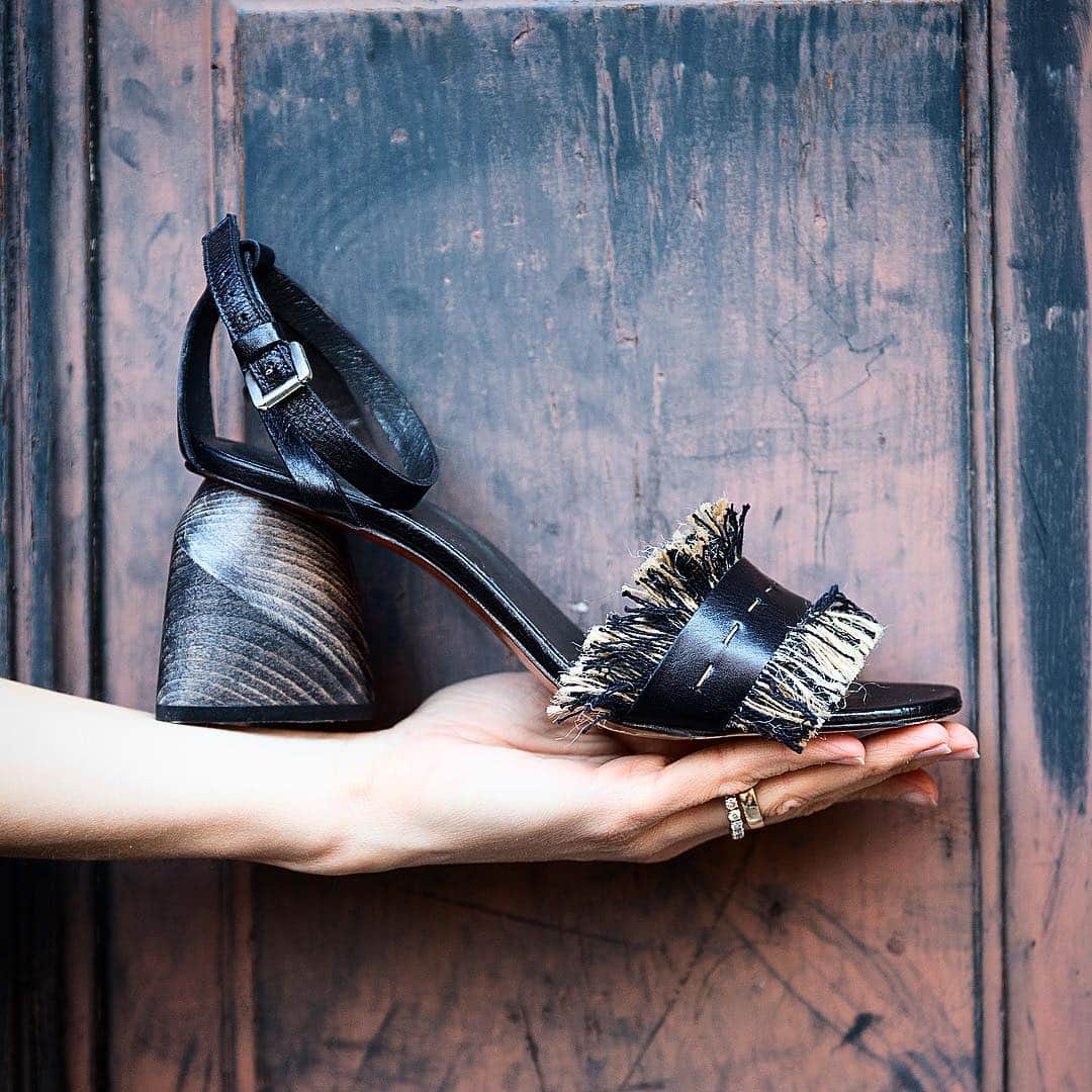 エンリーベグリンのインスタグラム：「Women need food, water, and compliments.... That's right. And an a special pair of shoes.  #madeinitaly#henrybeguelin#vegetaltannedleather#sandals#black#color#」