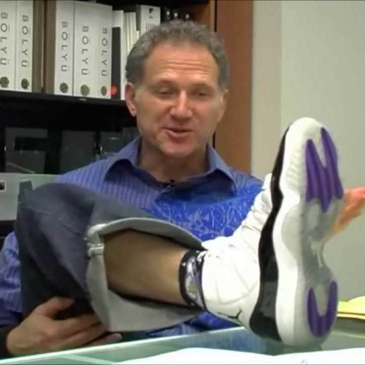 Sneaker News x Jordans Dailyさんのインスタグラム写真 - (Sneaker News x Jordans DailyInstagram)「Happy birthday to the great #TinkerHatfield. Forever flexing on us.」5月1日 4時36分 - jordansdaily
