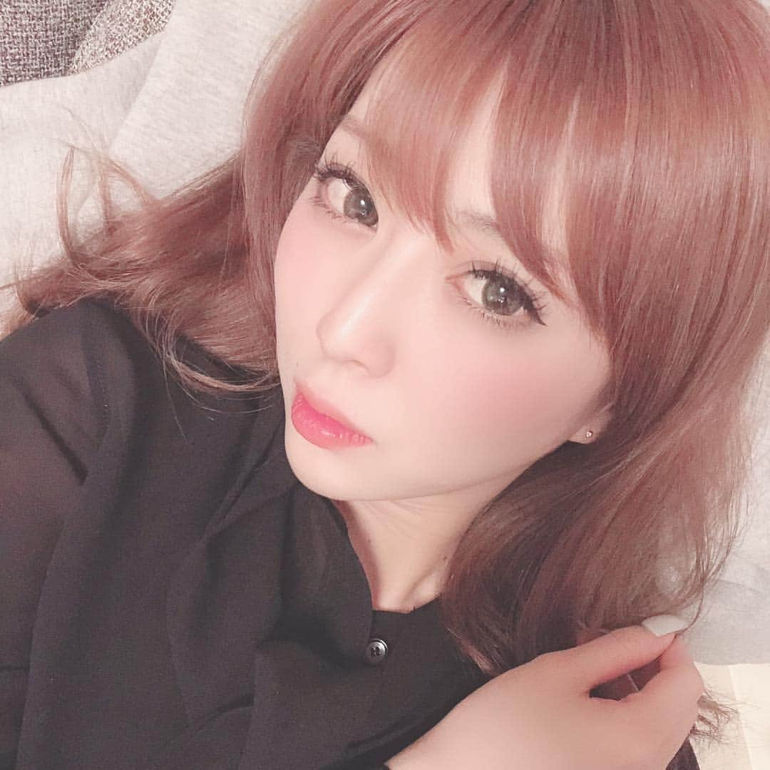 瀧谷まゆさんのインスタグラム写真 - (瀧谷まゆInstagram)「近況報告 ニートになってから早1ヶ月。 もう見栄も虚勢も張らなくて良くなったお陰か 毒素も抜け化粧も薄くなりながら 毎日楽しく過ごしております🙋‍♀️ インスタの記事更新が苦手で 気づけば誕生日のボトルも←遅 引退記事も書いてなくて 載せたい記事がパンクしてますw 近々書きます。  今日から令和ということで 令和も健康で幸せに過ごせたら いいなって思っております❤️ #バルセロナ#アンバサダー#バルセロナグループ #barcelona #touri  #桃李 #ニュークラブ #キャバクラ #ホステス #キャバ嬢 #北海道 #札幌 #さっぽろ #すすきの #ススキノ #歌舞伎町 #北新地 #錦 #中洲 #令和#followme #likeforlikes #l4l #followforfollow #f4f」5月1日 4時50分 - mayu_velia