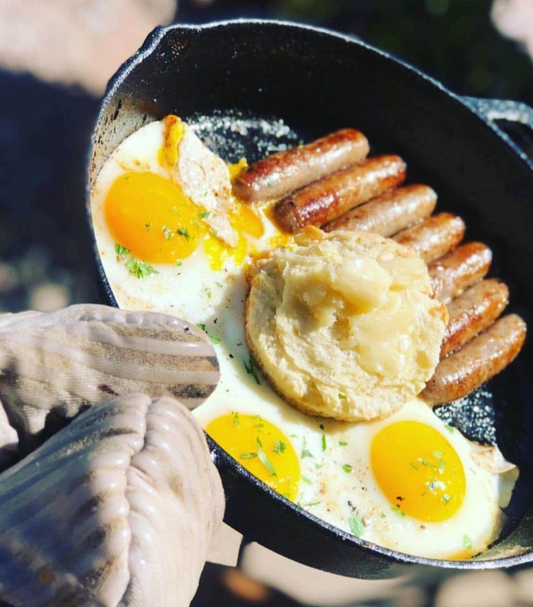 ジョンソンヴィルのインスタグラム：「If you're thinking about skipping breakfast... #ThinkAgain. #Johnsonville fan @let_itbyrne is fueling appetites with this mouth watering breakfast-in-a-skillet creation. Thanks for the tasty shot, @let_itbyrne! 👨‍🍳🍳👩‍🍳 Didn't know that #Johnsonville made breakfast sausage with game-changing flavor? Well 🤷 now you do (just don't tell #JeffAndHisForestFriends it took you this long to find out.) 👨🐺🦃🐿️ Check out the link in our bio for more info on breakfast sausage, breakfast recipes to try, and that guy who talks to forest animals.」