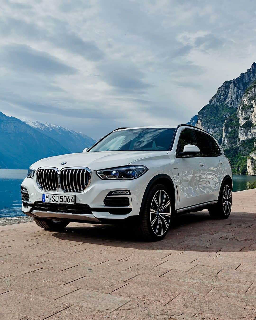 BMWのインスタグラム：「Rules the uncertainty. The BMW X5. #BMW #X5 @bmw_yachtsport __ BMW X5 xDrive45e: Energy consumption in kWh/100 km (combined): 23. Fuel consumption in l/100 km (combined): 2.1. CO2 emissions in g/km (combined): 49, exhaust standard EU6d-TEMP*; *All performance, fuel consumption and emissions figures are provisional. The values of fuel consumptions, CO2 emissions and energy consumptions shown were determined according to the European Regulation (EC) 715/2007 in the version applicable at the time of type approval. The figures refer to a vehicle with basic configuration in Germany and the range shown considers optional equipment and the different size of wheels and tires available on the selected model. The values of the vehicles are already based on the new WLTP regulation and are translated back into NEDC-equivalent values in order to ensure the comparison between the vehicles. [With respect to these vehicles, for vehicle related taxes or other duties based (at least inter alia) on CO2-emissions the CO2 values may differ to the values stated here.] The CO2 efficiency specifications are determined according to Directive 1999/94/EC and the European Regulation in its current version applicable. The values shown are based on the fuel consumption, CO2 values and energy consumptions according to the NEDC cycle for the classification. For further information about the official fuel consumption and the specific CO2 emission of new passenger cars can be taken out of the „handbook of fuel consumption, the CO2 emission and power consumption of new passenger cars“, which is available at all selling points and at https://www.dat.de/angebote/verlagsprodukte/leitfaden-kraftstoffverbrauch.html.」