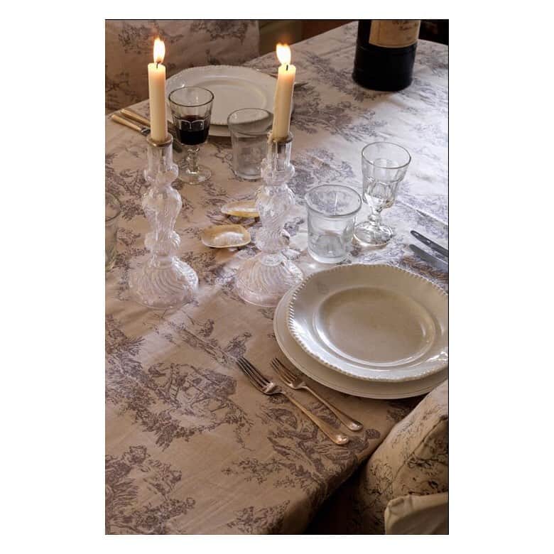 キャベジズ&ローゼズのインスタグラム：「Set The Table ❤ Made from pure linen, the Toile De Poulet fabric is a wonderfully detailed hand drawn design that brings to mind elegant country homes. Soft and generous in texture, this fabric makes wonderful table linens, sofa covers, curtains and more 💕 Order a swatch today #homedecorideas #fabric #interiorspaces #interior_design #madeinengland🇬🇧 #homedesignideas #interiorshabbychic #classicstylehome #cabbagesandroses #cabbagesandrosesfabric @christina_strutt @cabbagesandroses_shop 👆Link In Bio👆」