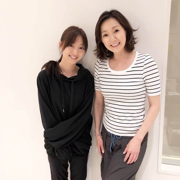 白羽ゆりさんのインスタグラム写真 - (白羽ゆりInstagram)「最近ピラティスを始めました。  昔、少しだけやっていたのですが、やっぱり良いですね。令和と共に身体を鍛えようかと！…というより、もう少し自分の身体と向き合おうかなと思います。  とよた真帆さん！ また別のトレーニングでご一緒しました。女優として大先輩ですが、とても気さくで優しくて。どこか懐かしく感じてしまうのは、宝塚の男役の先輩っぽさを感じるからでしょうか？（笑）  嬉しいご縁でした✨」5月1日 5時01分 - yurishirahane