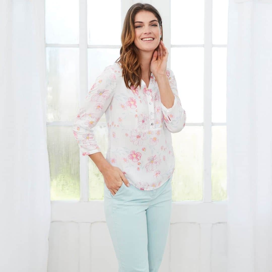 ローラアシュレイのインスタグラム：「Nothing says spring better than soft florals and pastel hues」