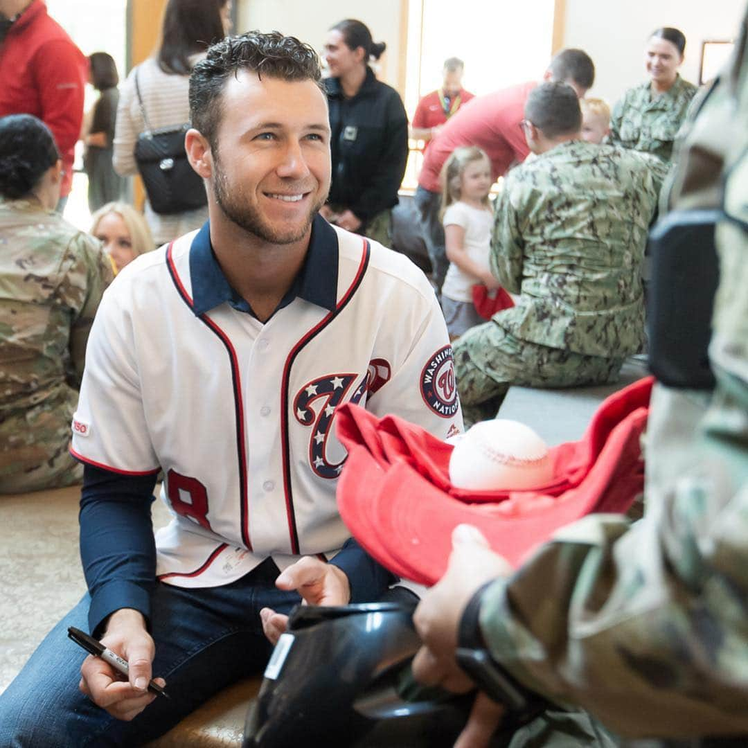 ワシントン・ナショナルズさんのインスタグラム写真 - (ワシントン・ナショナルズInstagram)「Thank you to the veterans, patients, staff and doggos at Walter Reed National Military Medical Center for allowing us to meet so many of you who make a positive impact every day.」5月1日 5時15分 - nationals