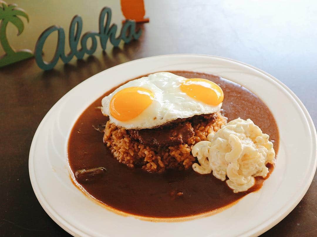のインスタグラム：「Our Favorite Dish 🍽 #locomoco  ハワイはまだ4月30日ですが、平成時代多くの方に召し上がって頂いた#ロコモコ  令和でも、よろしくお願い致します🌴 #hawaiianfood #hawaiianrestaurant #hawaiigourmet #waikikirestaurant #waikikilunch #waikikidinner #ハワイアンフード #ハワイアンレストラン #hawaiitrip #lovehawaii #hawaiifoodie #instahawaii #hawaiistagram #111hawaiiaward #allhawaiijp #ハワイ #ハワイ好きな人と繋がりたい」