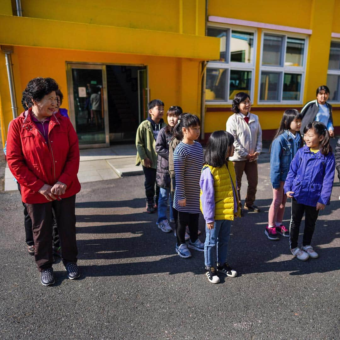 ニューヨーク・タイムズさんのインスタグラム写真 - (ニューヨーク・タイムズInstagram)「Like many first graders on their first day of school, Hwang Wol-geum cried. But these were tears of joy — and Wol-geum is 70 years old. As the birthrate in South Korea plummets, rural schools are emptying. To save itself from closing, Daegu Elementary in Gangjin has enrolled older villagers and grandmothers like Wol-geum who have dreamed of learning to read. Decades ago, Korean families often focused on educating their sons and many girls were expected to stay home and look after siblings while their parents worked. “I couldn’t believe this was actually happening to me,” Wol-geum said about going to school. “Carrying a school bag has always been my dream.” @nytchangster shot these photos. Visit the link in our profile to see more.」5月1日 5時34分 - nytimes