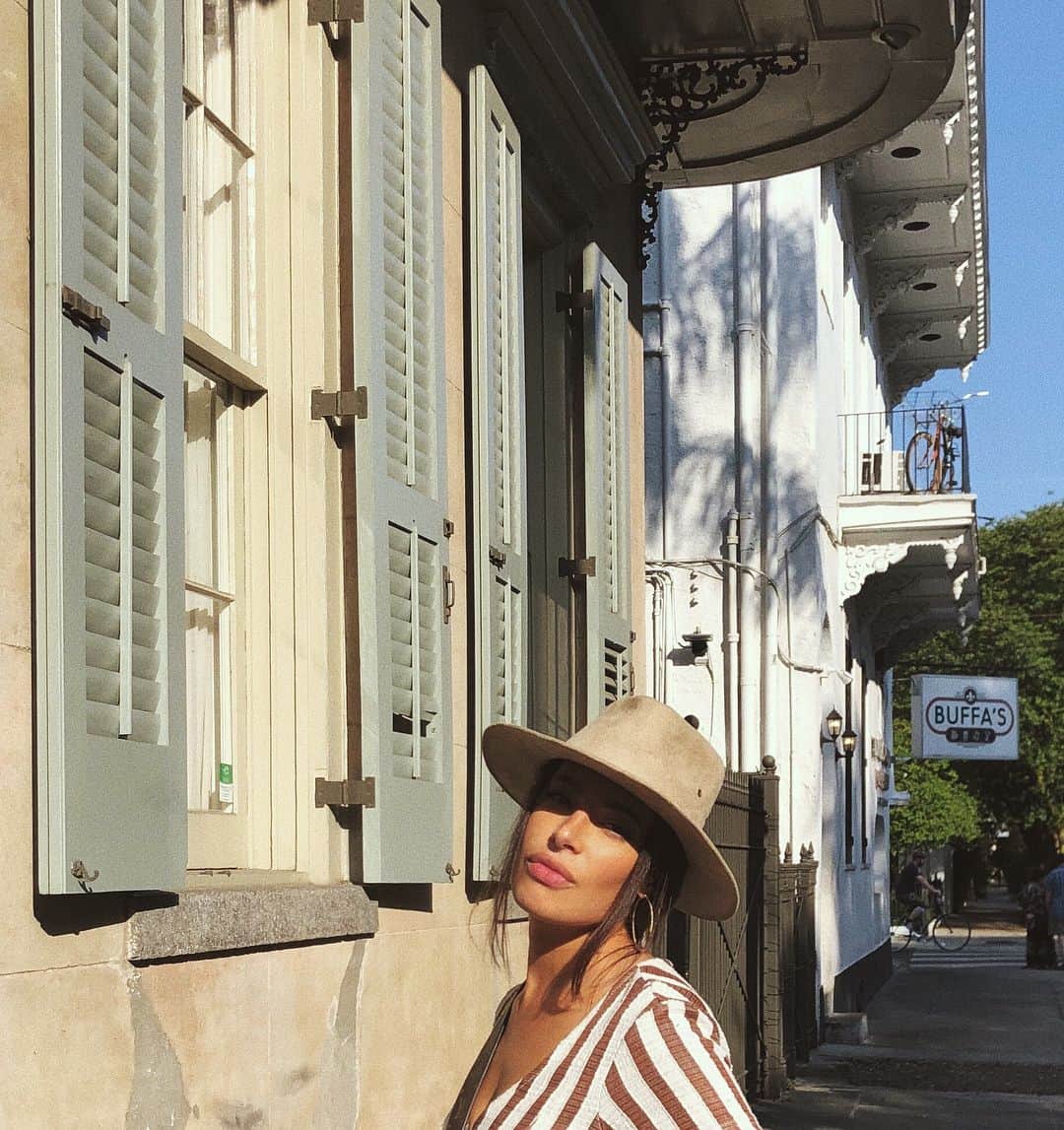 クロエ・ブリッジスのインスタグラム：「Tried to look *~cool~* for the instagram photo but Adam had other plans」