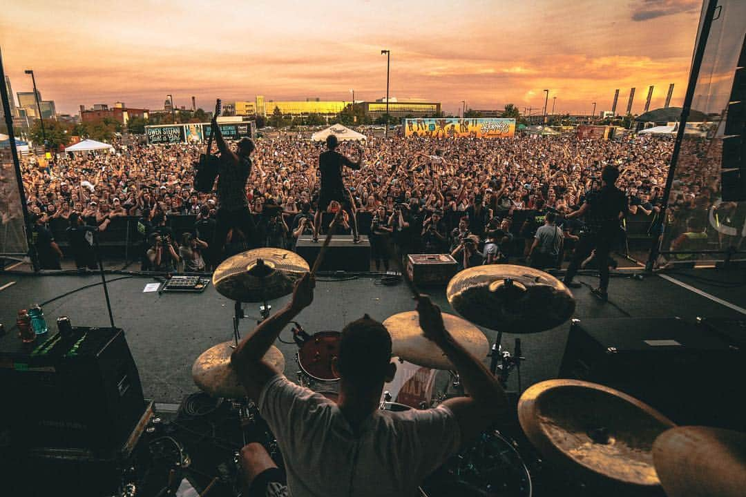 Simple Planさんのインスタグラム写真 - (Simple PlanInstagram)「Summer is coming and we’re kicking off the festival season with a show this Saturday at @bealestreetmusicfest 🤘🏻🤘🏻🤘🏻 We’re also super stoked to confirm we will be playing the @sandiegocountyfair on June 19th! Tix are available now for that show! And a reminder that we are playing @slamdunkmusic in the UK in May, the @vanswarpedtour in Cleveland, Atlantic City and San Francisco and that tix for all these shows are on sale now. Same goes for the @festival_de_la_poutine show in August. More announcements coming! Can’t wait to hang and play for you! 🙌🏻🙌🏻🙌🏻 📸: @goodguychady」5月1日 5時39分 - simpleplan