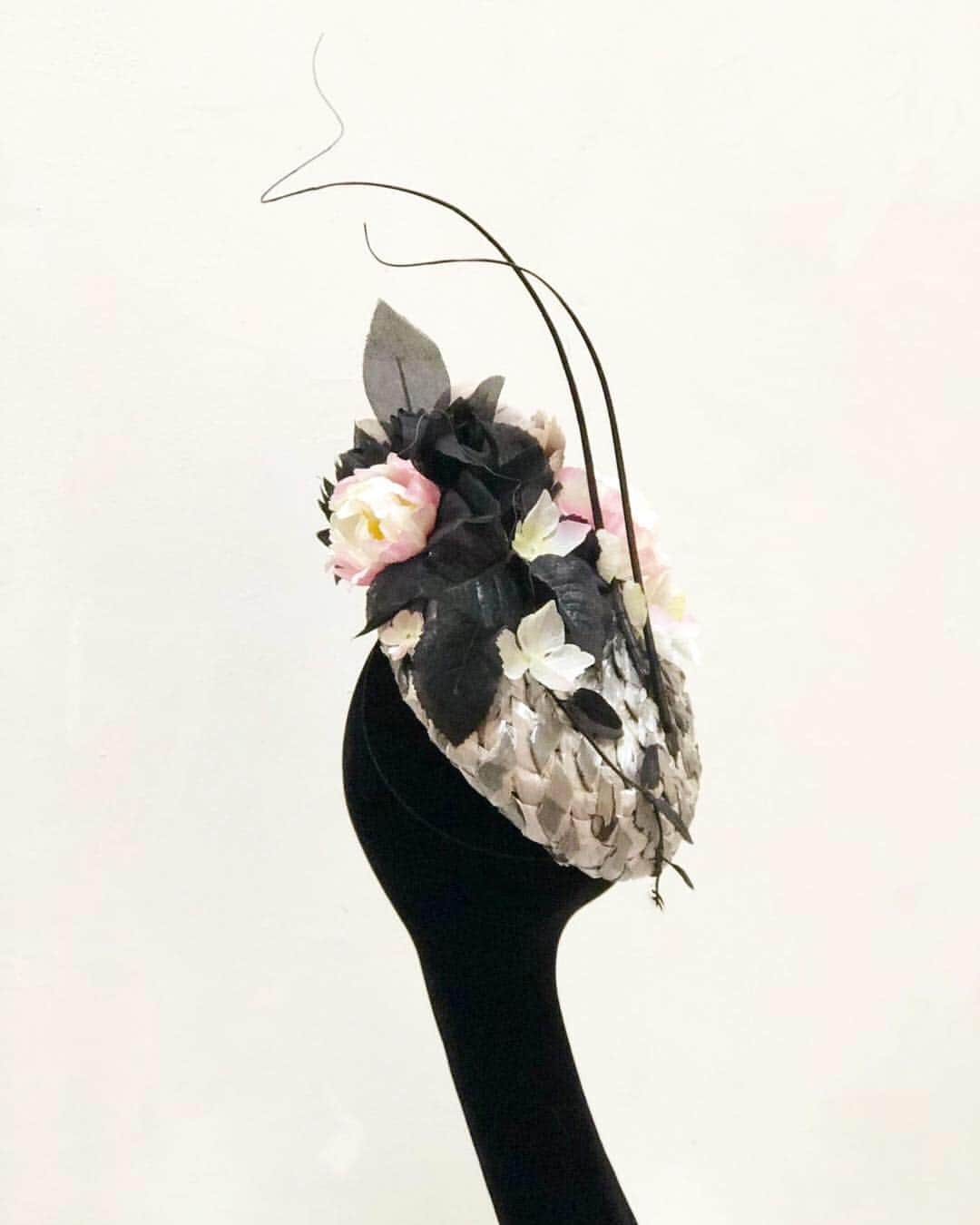 ピアーズアトキンソンさんのインスタグラム写真 - (ピアーズアトキンソンInstagram)「Garden Dusk, a floral arrangement capturing evening twilight with hand dyed pearls and @swarovski twinkle ✨🌌 | #piersatkinson #couture #bespoke #madeinlondon #floral #twilight #twinkle #✨」5月1日 5時52分 - piersatkinson