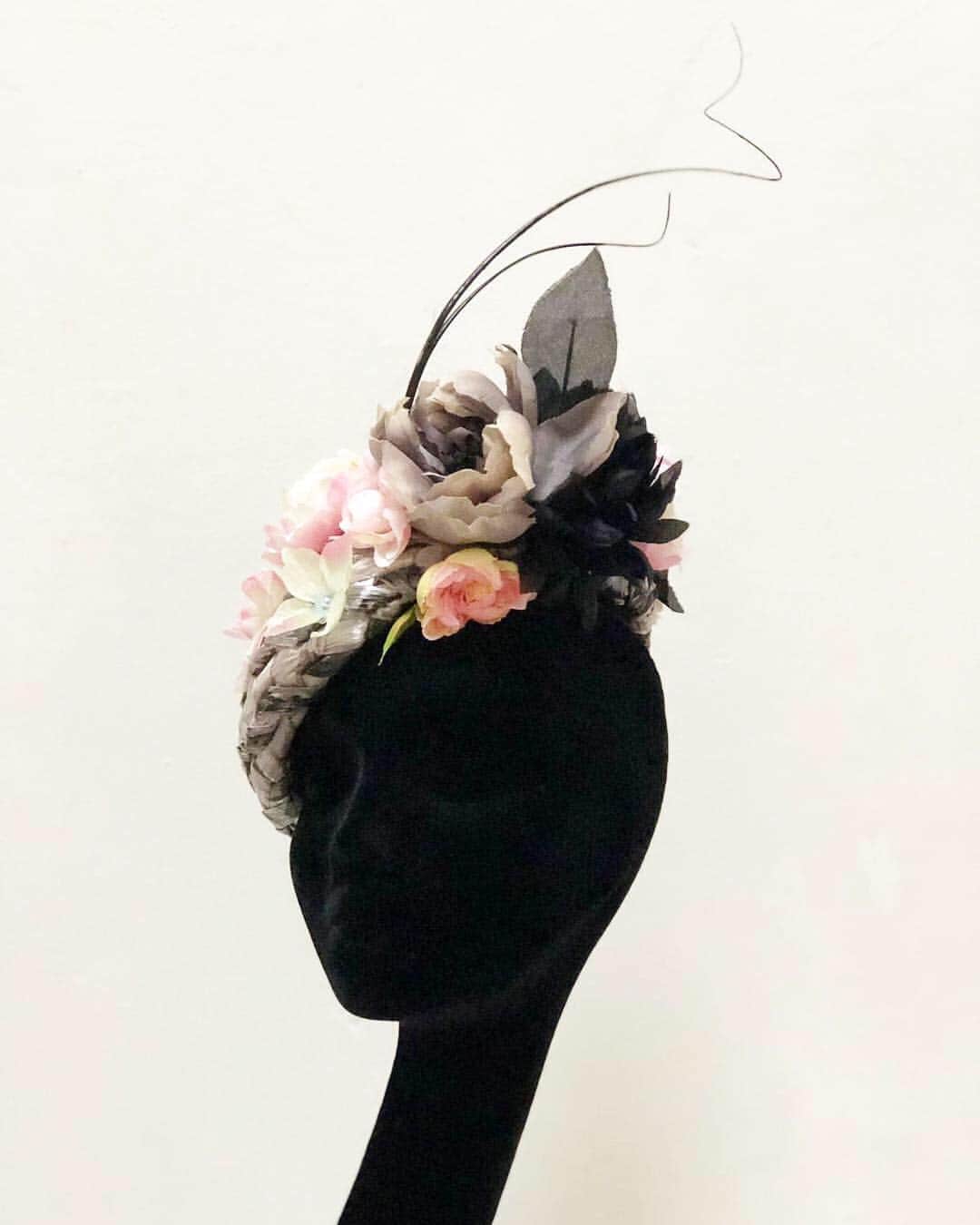 ピアーズアトキンソンさんのインスタグラム写真 - (ピアーズアトキンソンInstagram)「Garden Dusk, a floral arrangement capturing evening twilight with hand dyed pearls and @swarovski twinkle ✨🌌 | #piersatkinson #couture #bespoke #madeinlondon #floral #twilight #twinkle #✨」5月1日 5時52分 - piersatkinson