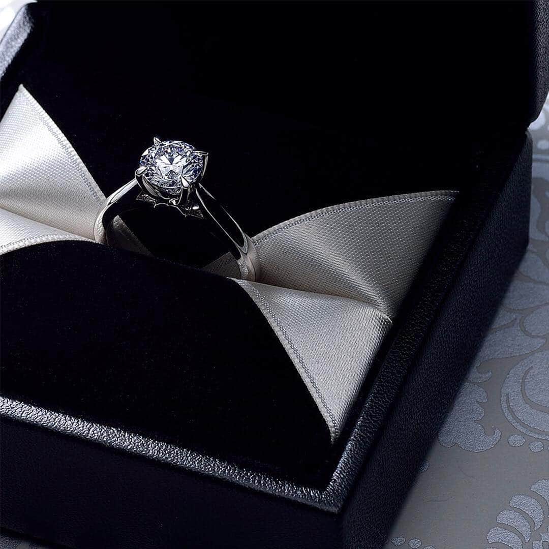 エクセルコ ダイヤモンド 婚約指輪♔結婚指輪のインスタグラム：「. 【受け継ぐ輝き】 . 祖母から母へ。 そして、母から娘、あるいは花嫁へ。 . . 一生ものの宝石を「家族の証」として 次の世代へ受け継ぎ、続いていく。 ヨーロッパでは、古くから伝わる習慣です。 . 新しい時代の幕開けにふさわしい、 格別の輝きを。 5月6日までTHE DIAMOND FAIR開催中。 詳しくは公式HPをご覧ください。 . 店舗一覧 東京本店/盛岡店/仙台店/新潟店/青山店/町田マルイ店/横浜店/みなとみらい店/大宮店/ 宇都宮店/高崎店/静岡店/浜松店/金沢店/長野店/松本店/名古屋本店/大阪店/ 梅田店/京都店/神戸店/広島店/福岡店/ヒルトン福岡シーホーク店/小倉店/博多店/長崎ハマクロス411店/熊本店 . #エクセルコダイヤモンド #exelcodiamond」