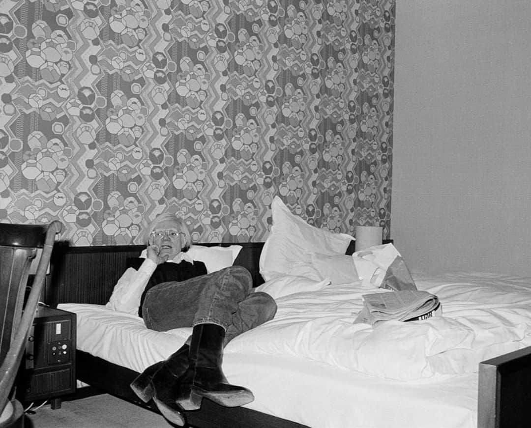AnOther Magazineさんのインスタグラム写真 - (AnOther MagazineInstagram)「During the latter part of his tenure at @interviewmag, editor @bobcolacello travelled everywhere with #AndyWarhol and captured candid moments – like this, of the artist lounging in a Bonn hotel room. See more intimate photographs from inside Warhol’s orbit – “I was in the party and I wanted my photos to have that feeling,” Colacello tells us – on anothermag.com 📸」5月1日 5時50分 - anothermagazine