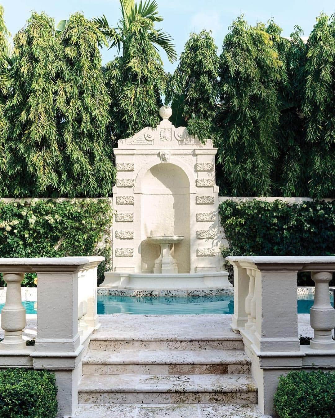 ELLE DECORさんのインスタグラム写真 - (ELLE DECORInstagram)「A fountain, designed by famed architect Marion Sims Wyeth, adds drama to the pool area of a 1920s Palm Beach property. "You can’t help but be entranced by history like this,” says art adviser Heidi McWilliams, who resides in the stunning landmarked property with her husband. "It just draws you in.” Click the link in bio for the full tour, as seen in our May 2019 issue. Photography: @thefacinator」5月1日 6時10分 - elledecor