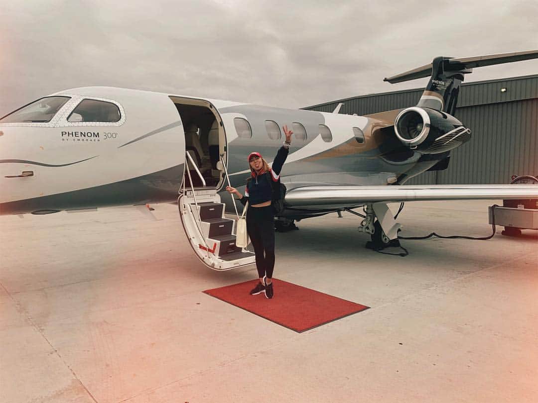 アリソン・リーのインスタグラム：「Taking a pic in front of the PJ bc I’m basic and it’s not mine #helpmeimpoor」