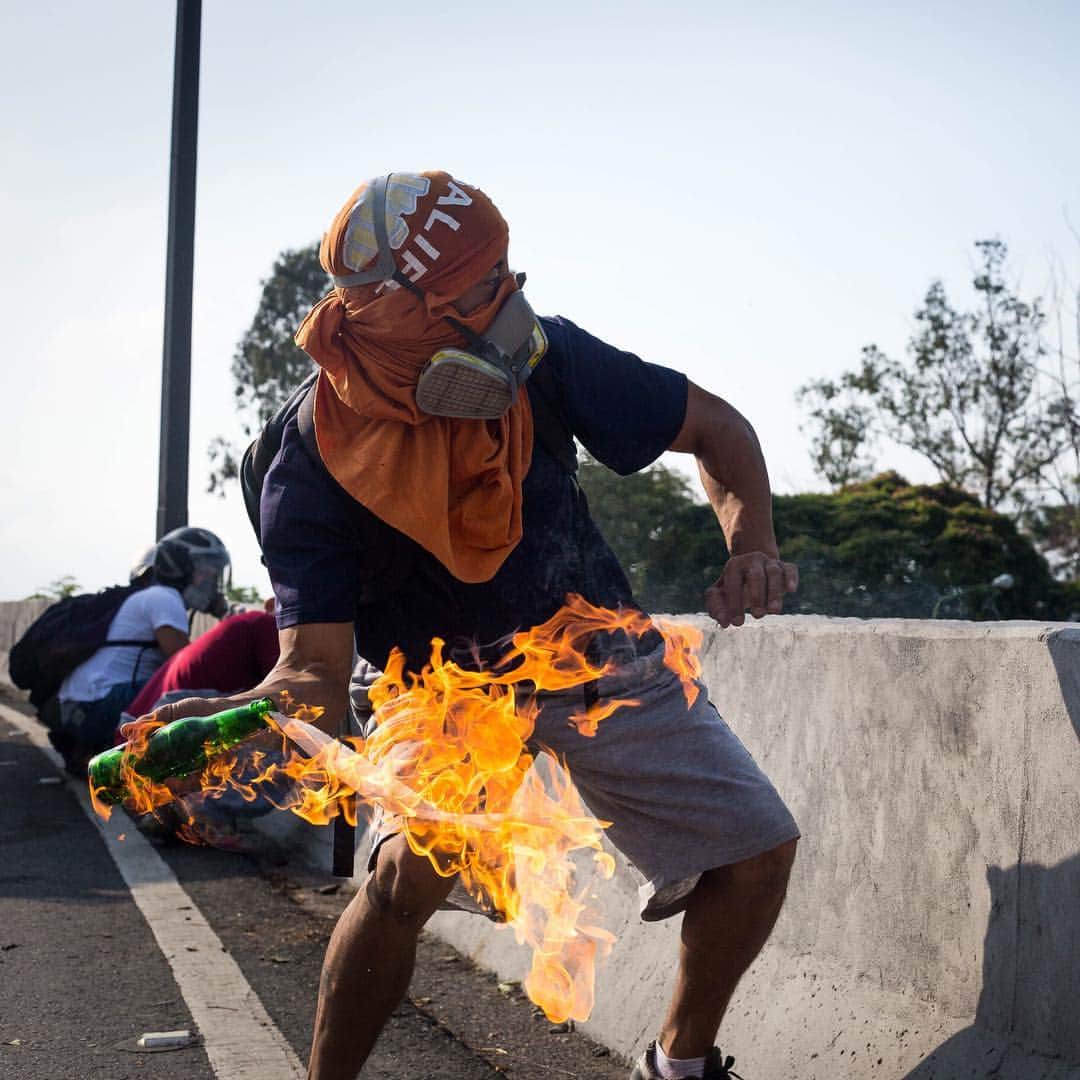 CNNさんのインスタグラム写真 - (CNNInstagram)「Venezuelan opposition leader Juan Guaido made his boldest attempt yet to seize power from President Nicolas Maduro on Tuesday morning, announcing an uprising alongside a group of soldiers in the capital Caracas. His call brought protesters to the city's La Carlota military airbase, where confrontations ensued between Guaido's military supporters and Maduro regime loyalists under a cloud of tear gas. Dozens of people were injured, according to a local hospital. The clashes follow months of demonstrations and unrest in the country that is facing a cratering economy, food and medical supply shortages, and is seeing tens of thousands of its people flee. (📸: Frederico Parra, Bloomberg, Picture Alliance, Yuri Cortez, NurPhoto, Getty Images)」5月1日 6時08分 - cnn