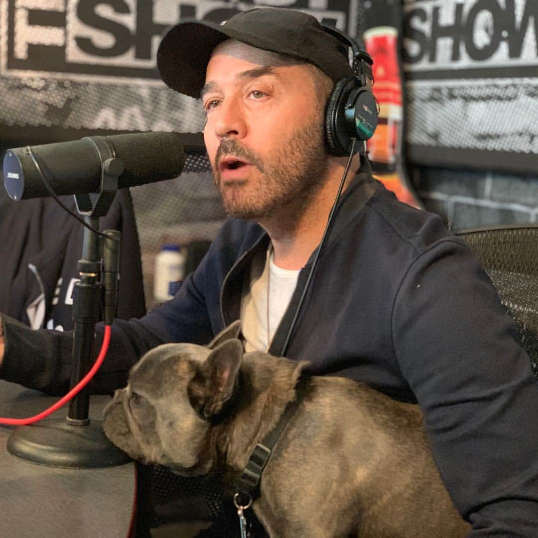 ジェレミー・ピヴェンさんのインスタグラム写真 - (ジェレミー・ピヴェンInstagram)「Putting Bubba to sleep with my stories... thanks @thewoodyshow for the laughs !  Coming for ya @sanjoseimprov this weekend ! #standupcomedy #frenchbulldog #sanjose」5月1日 6時08分 - jeremypiven